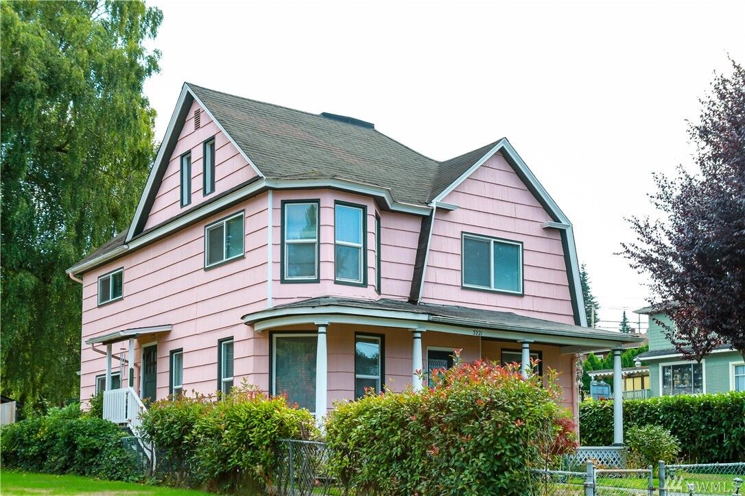 Property Photo:  3221 Kromer Ave  WA 98201 