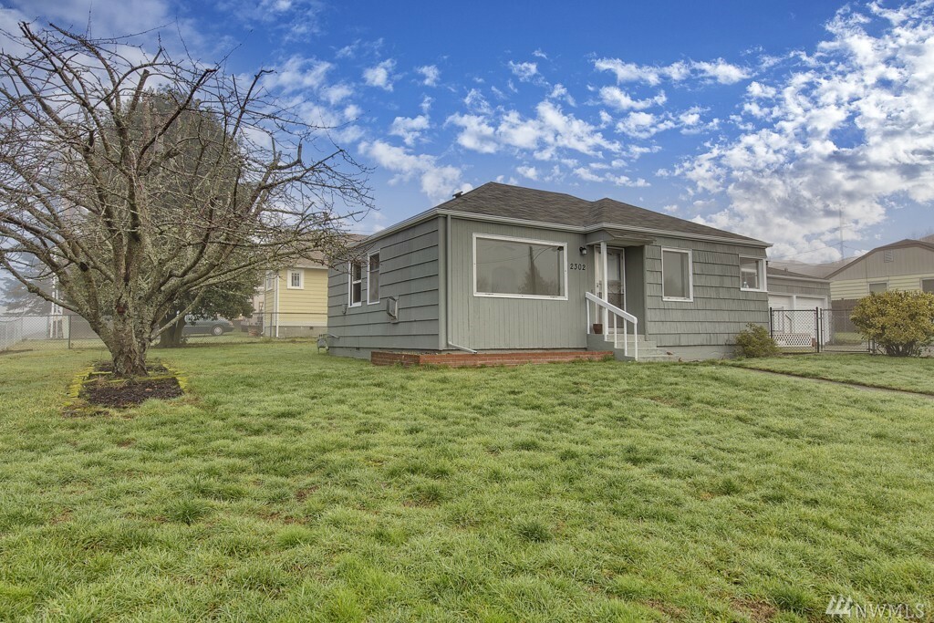 Property Photo:  2302 E 18th St  WA 98310 