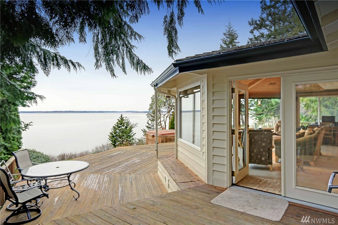 Property Photo:  10 Edgewater Dr  WA 98282 