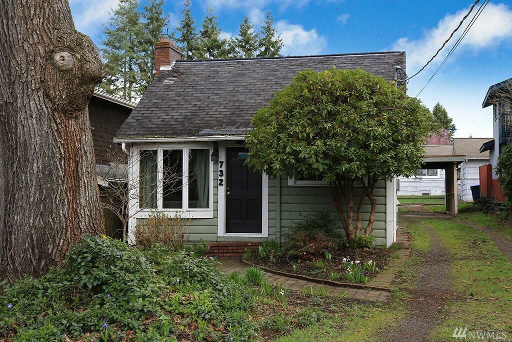 Property Photo:  732 16th Avenue W  WA 98033 