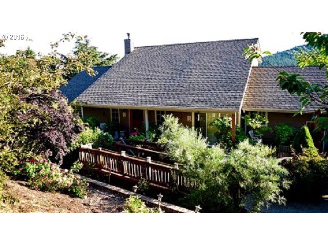 Property Photo:  1665 Churchill Dr  OR 97462 