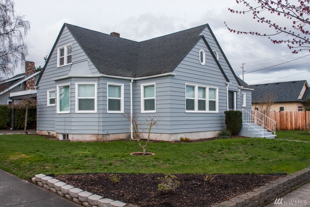 Property Photo:  118 W Grover Street  WA 98264 