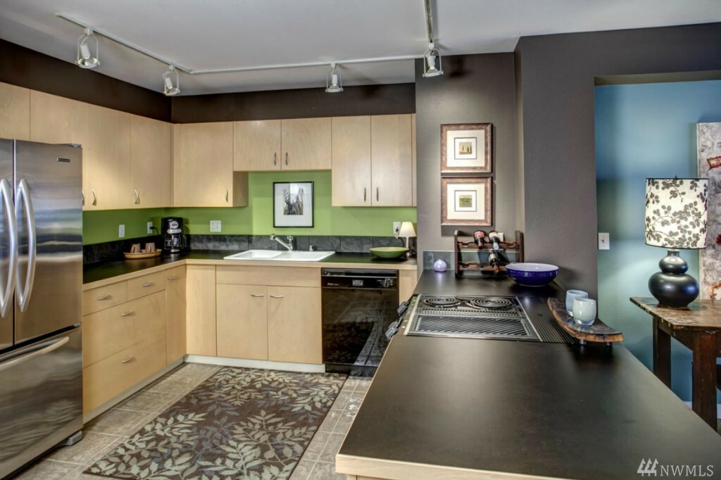 Property Photo: 225 NE 65th St 402 WA 98115