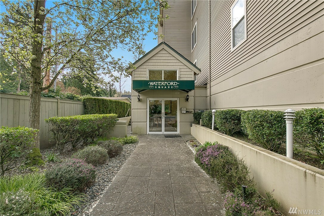 Property Photo: 6831 NE 170th St 303 WA 98028