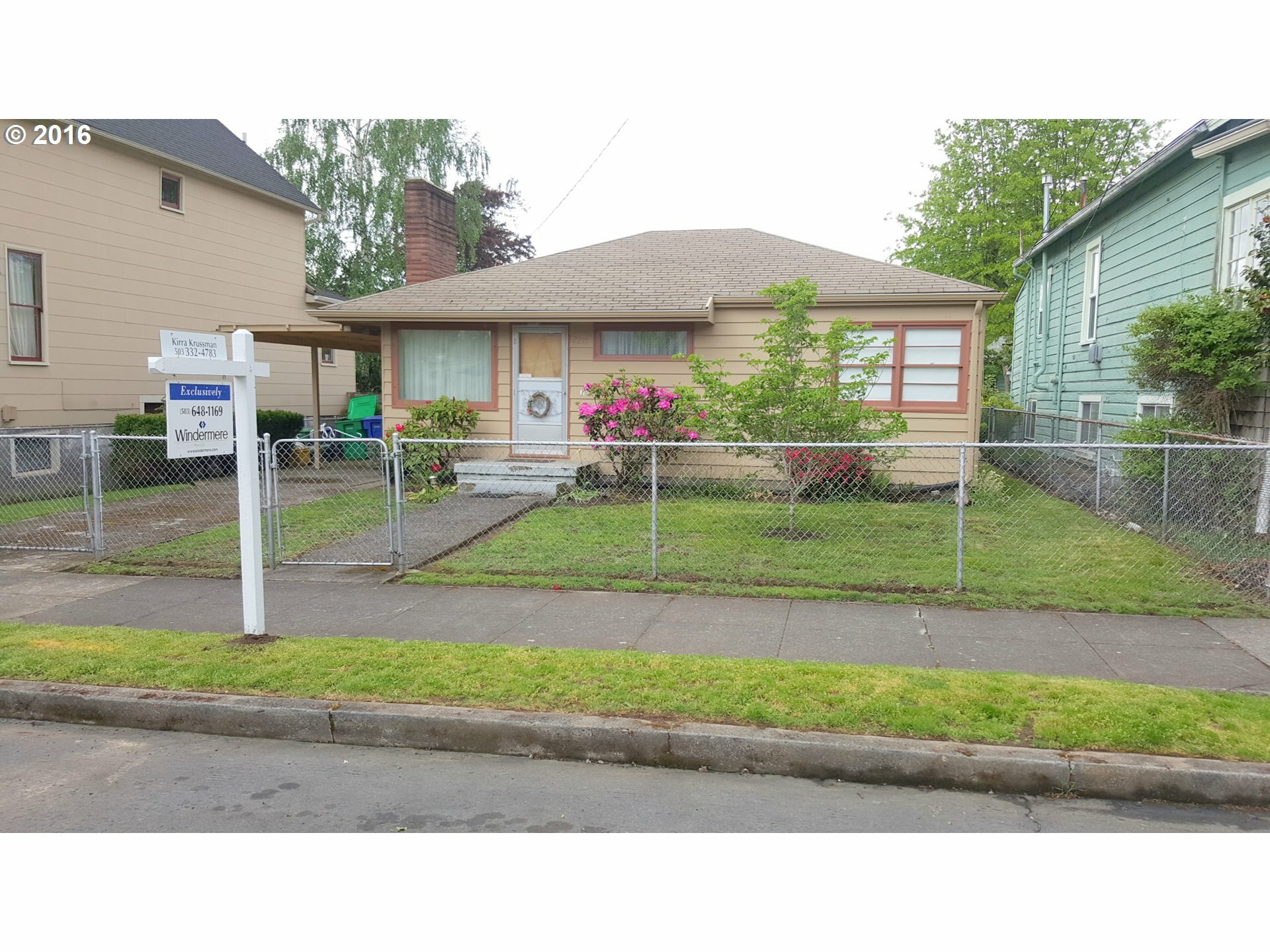 Property Photo:  2211 SE 45th Ave  OR 97215 
