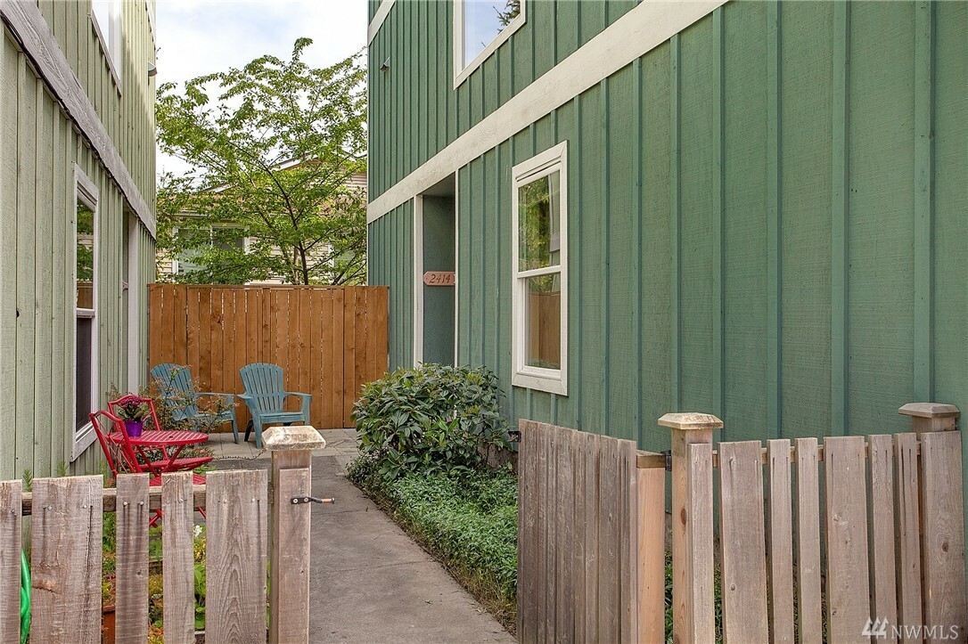 Property Photo:  2414 SW Holden St D  WA 98106 