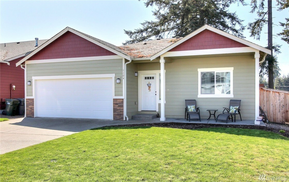 Property Photo: 1104 206th St E WA 98387