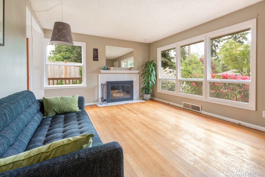 Property Photo:  16170 Midvale Ave N  WA 98133 