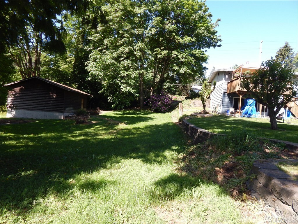 Property Photo:  20424 Des Memorial Dr  WA 98198 