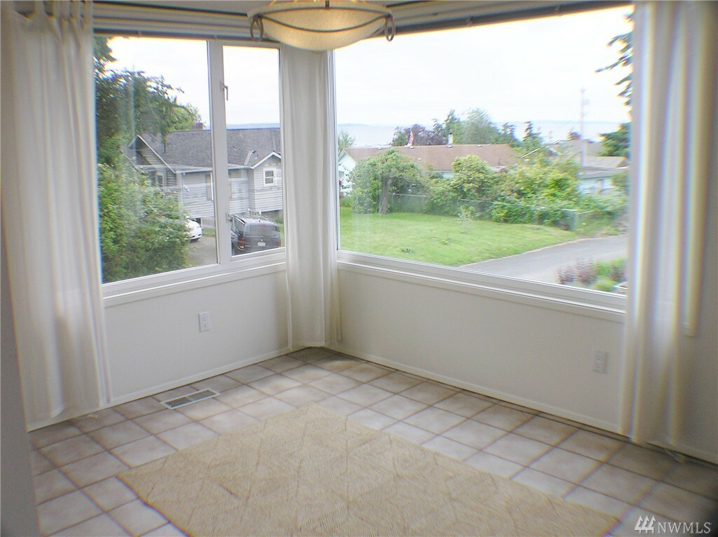 Property Photo:  527 Pine St  WA 98020 