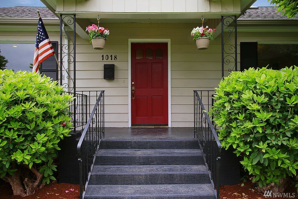 Property Photo:  1018 Wetmore Ave  WA 98201 