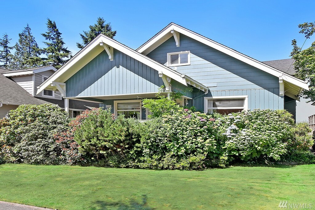 Property Photo:  1126 Grand Ave  WA 98201 