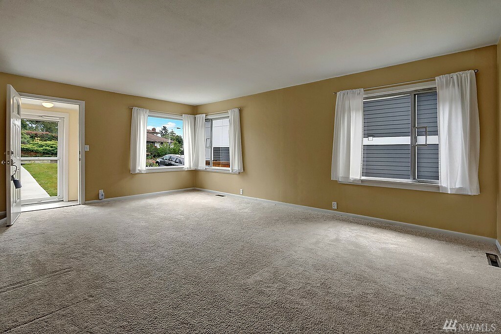 Property Photo: 1014 N 30th St WA 98056