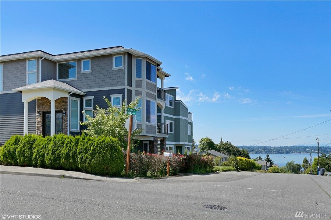 Property Photo:  1215 N 33 Place  WA 98056 