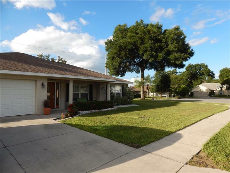 Property Photo: 6931 Oakcrest Way FL 33542