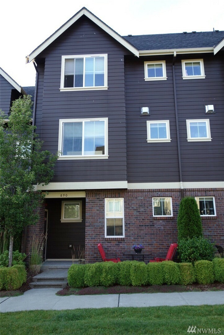 Property Photo:  890 3rd Ave NE  WA 98029 