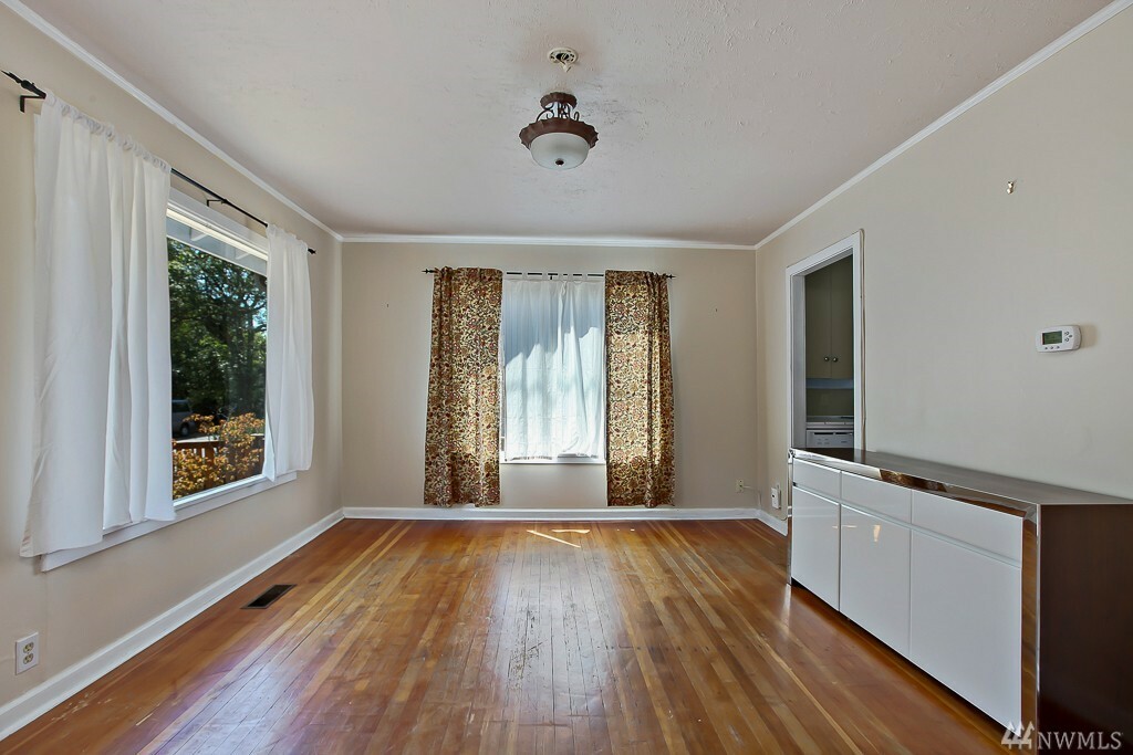 Property Photo:  710 W McGraw St  WA 98119 