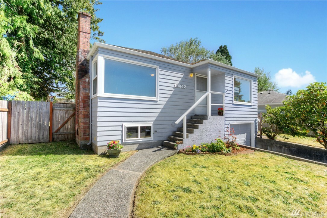 Property Photo:  10842 Crestwood Dr S  WA 98178 