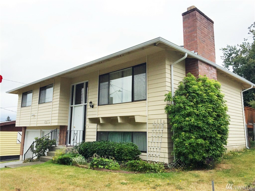 Property Photo:  8233 S 114th St  WA 98178 