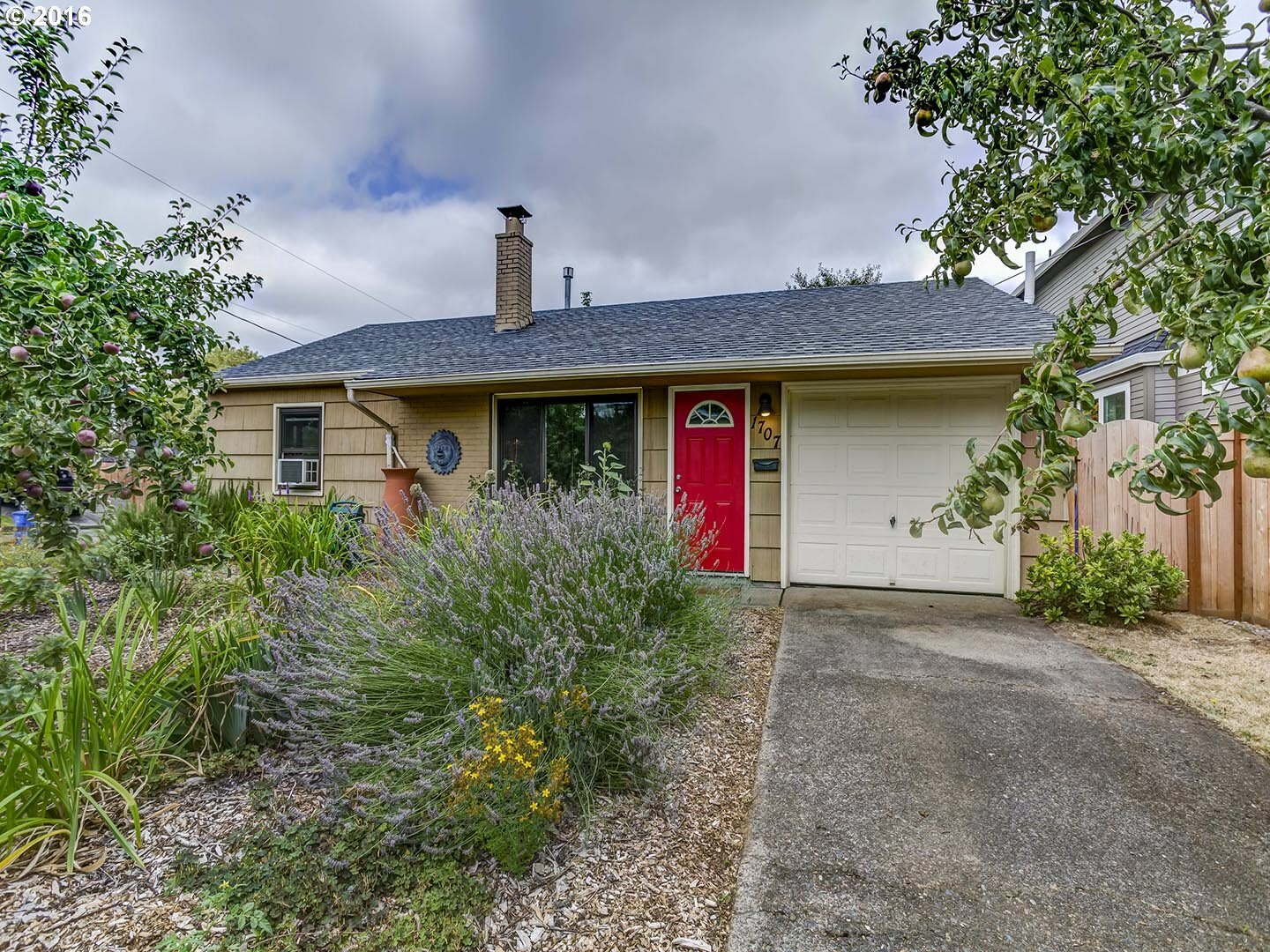 Property Photo: 1707 NE Highland St OR 97211