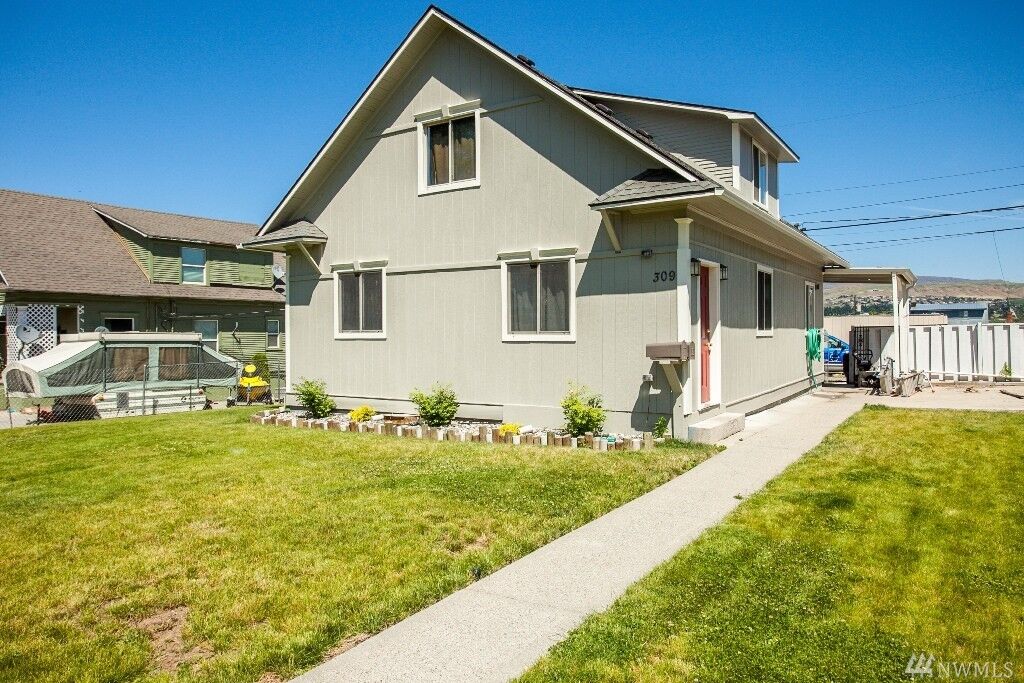 Property Photo:  309 N Emerson St  WA 98801