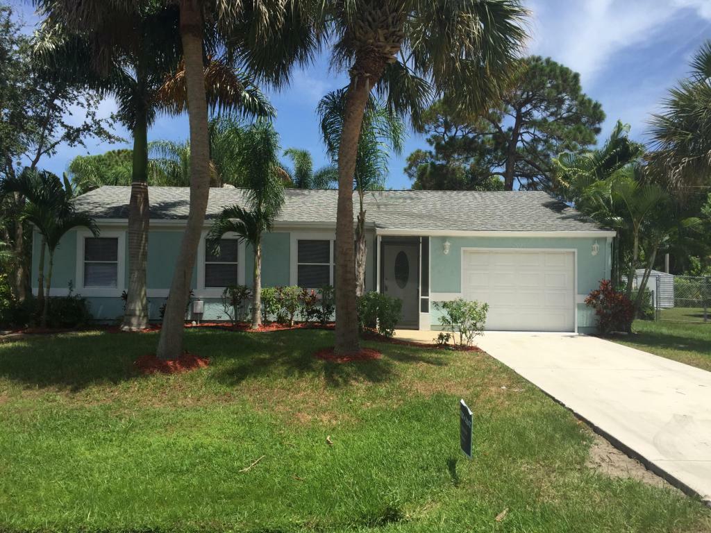 Property Photo:  2025 SE Mandrake Circle  FL 34952 