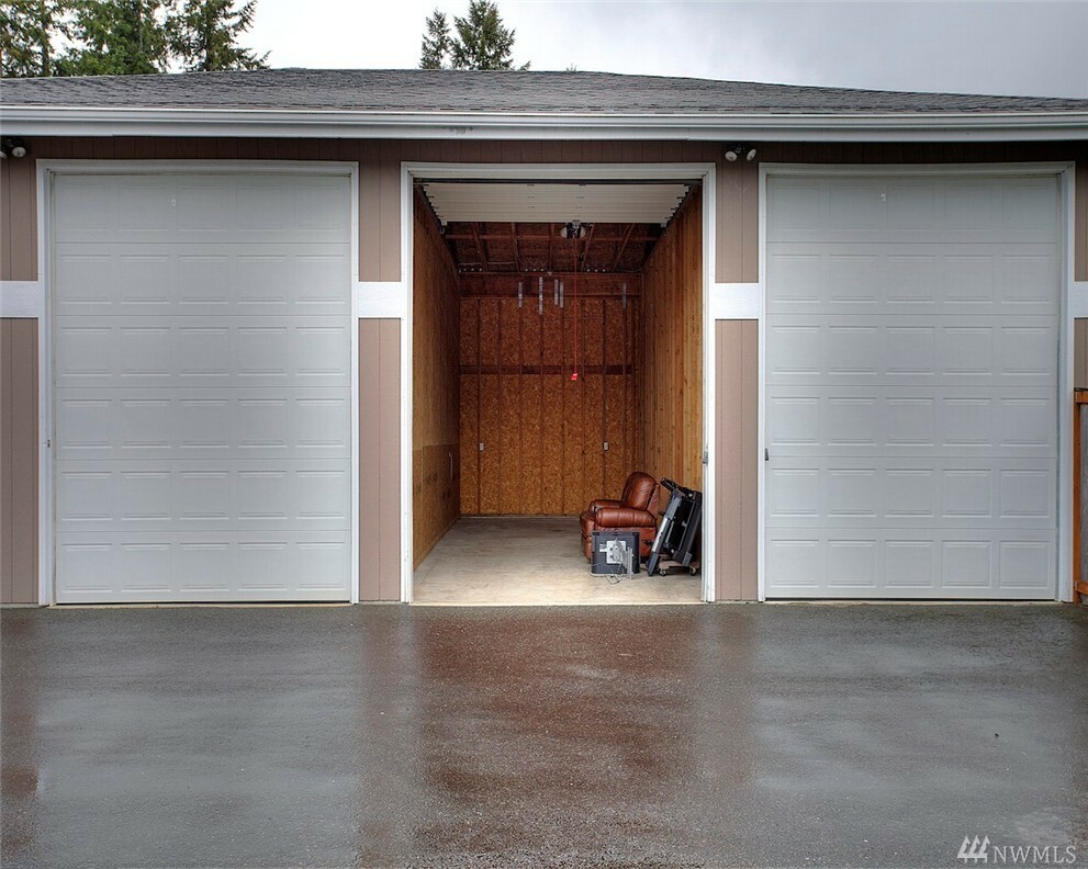 Property Photo:  704 Stevens St Garage Unit 1  WA 98388 