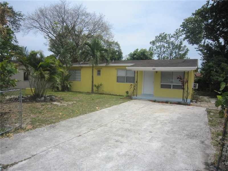 Property Photo: 930 Curtiss Dr FL 33054