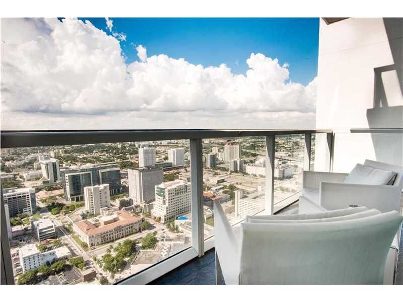 Property Photo: 253 NE 2 St Ph4904 FL 33132