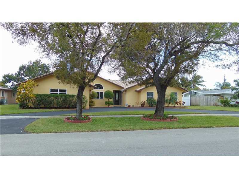 Property Photo: 625 N Crescent Dr FL 33021
