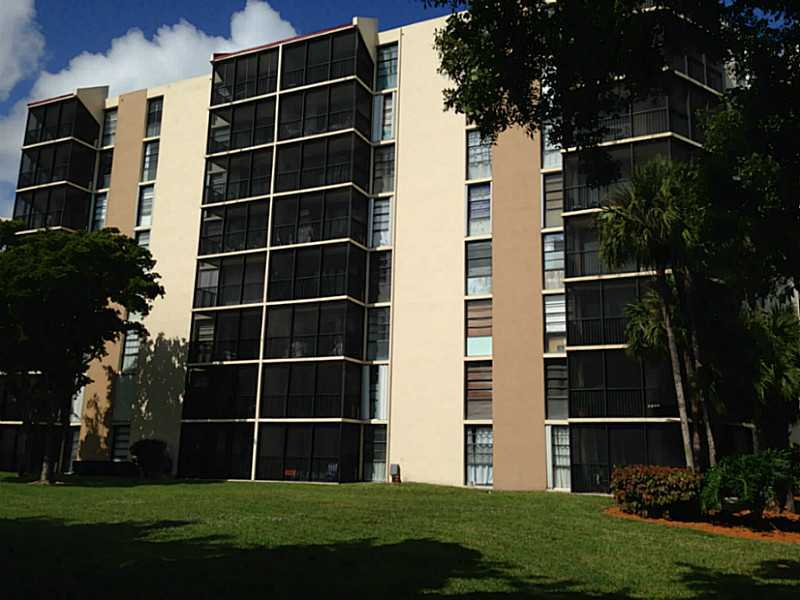 Property Photo: 3101 N Country Club Dr 404 FL 33180