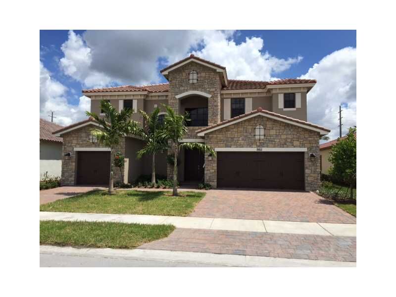 Property Photo: 10021 Edgewater Court FL 33076