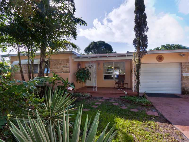 Property Photo: 2430 Washington St FL 33020