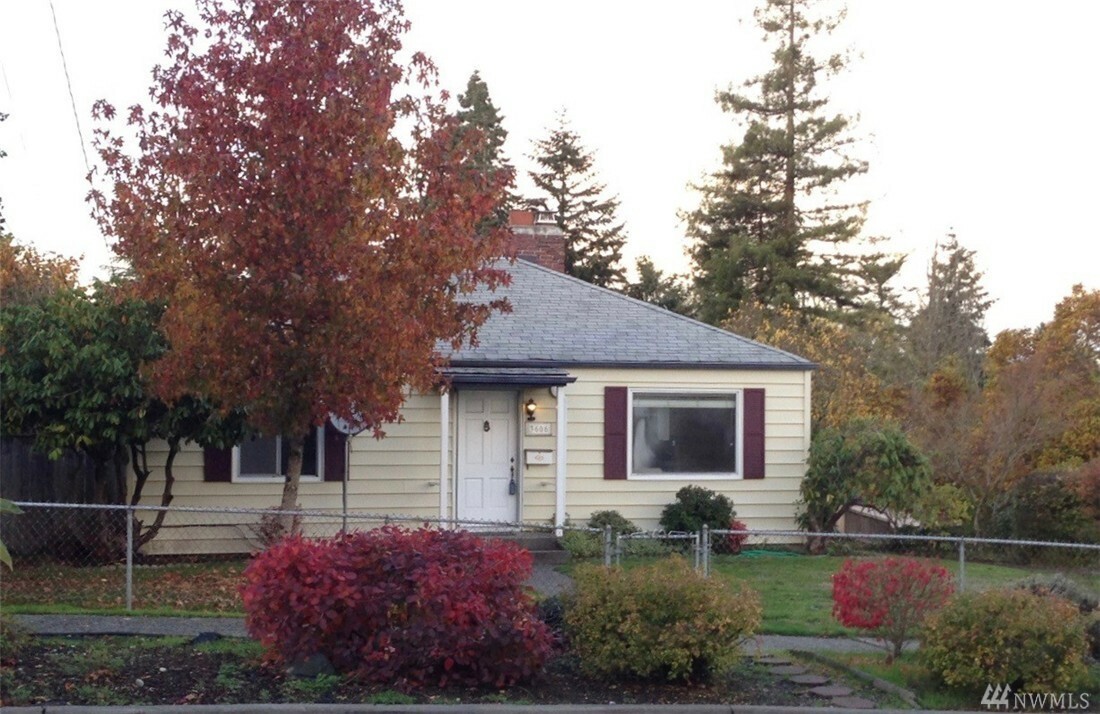 Property Photo:  3606 SW Cloverdale St  WA 98126 