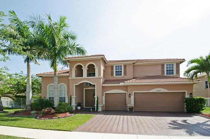 Property Photo:  19140 N Hibiscus St  FL 33332 