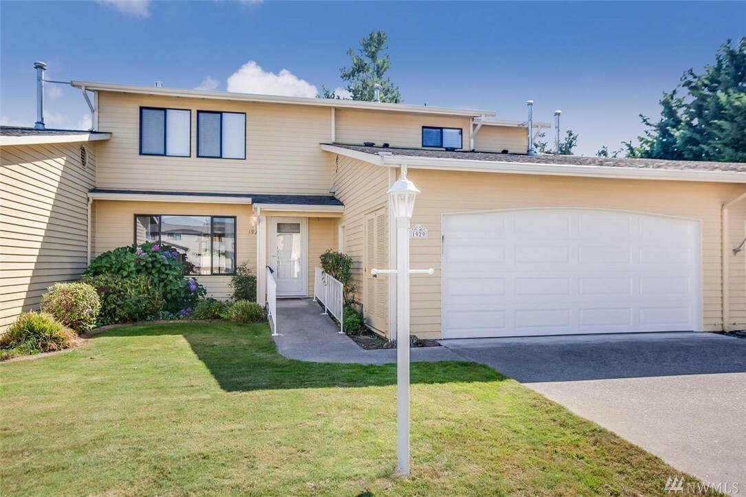 Property Photo: 1929 F St SE 17 WA 98002