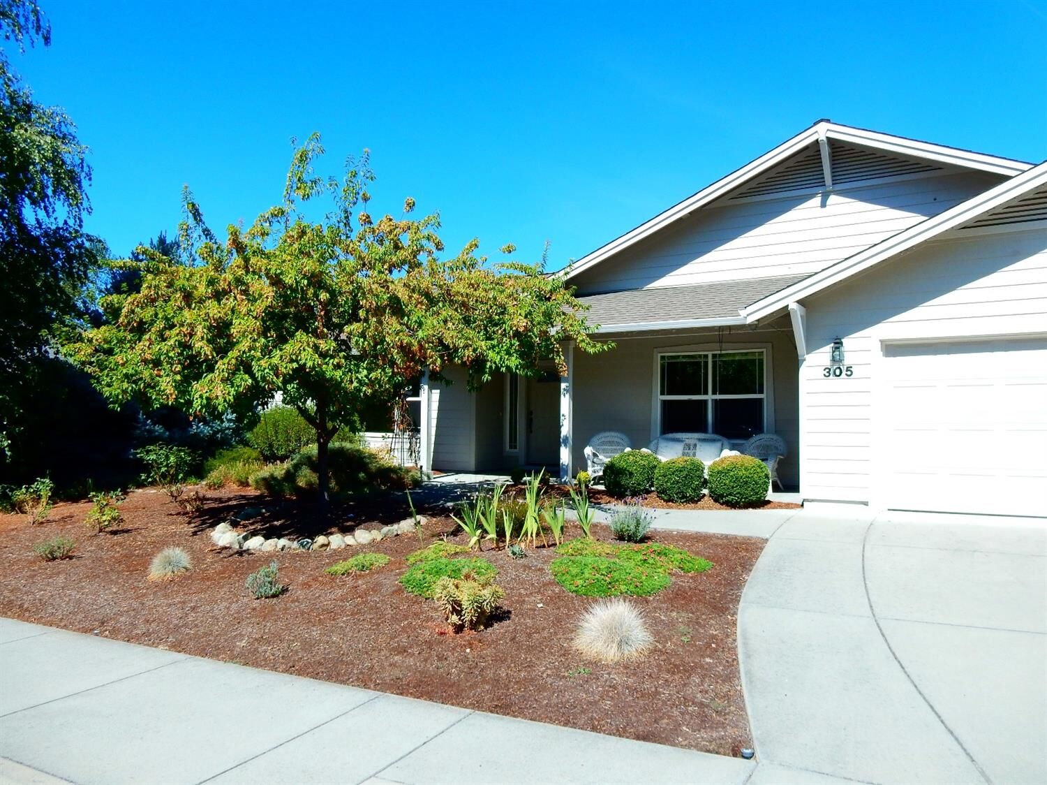 Property Photo:  305 Meadow View Drive  OR 97535