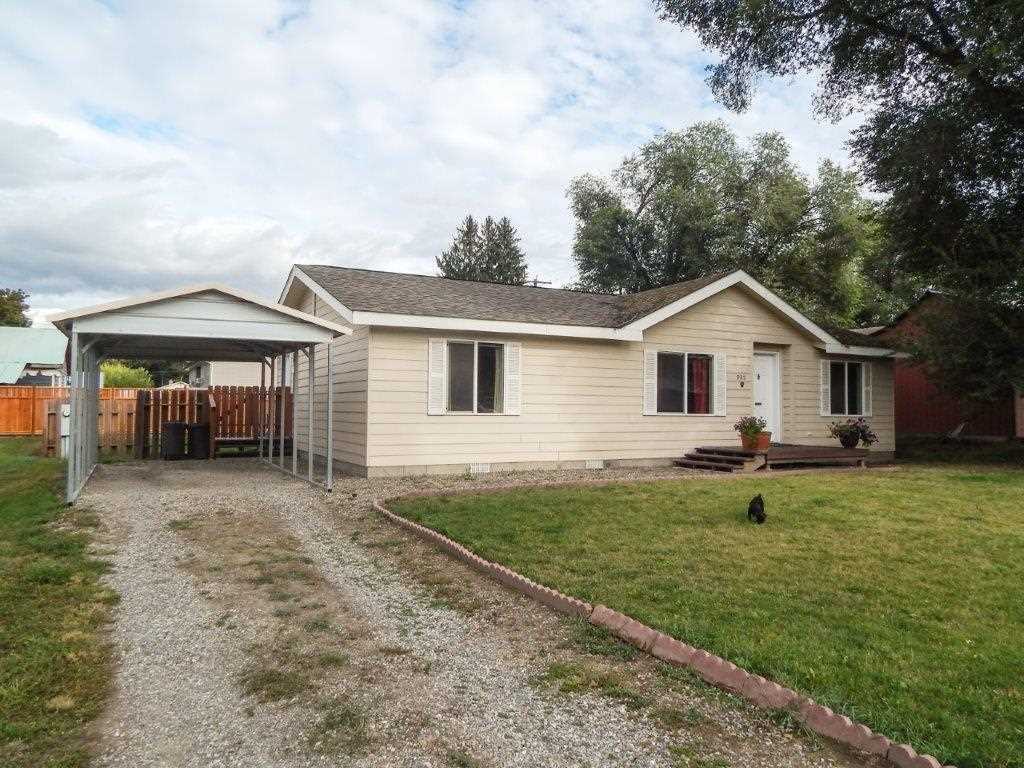 Property Photo:  935 S Larch St  WA 99114 