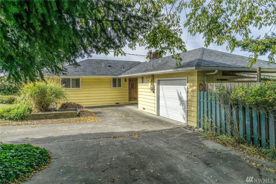 Property Photo:  706 NE 6th St  WA 98239 