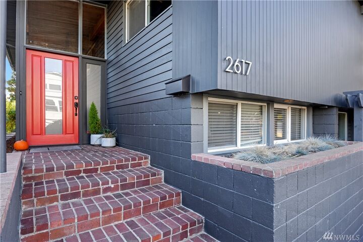 Property Photo:  2617 W Plymouth St  WA 98199 