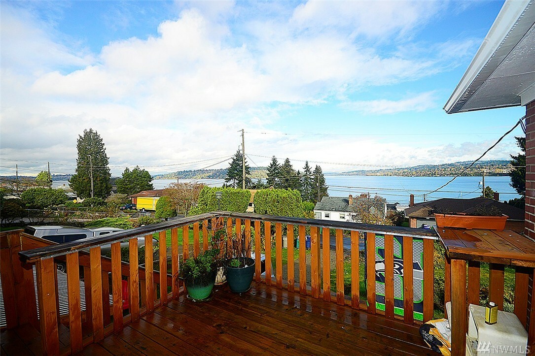 Property Photo:  10922 Dixon Dr S  WA 98178 