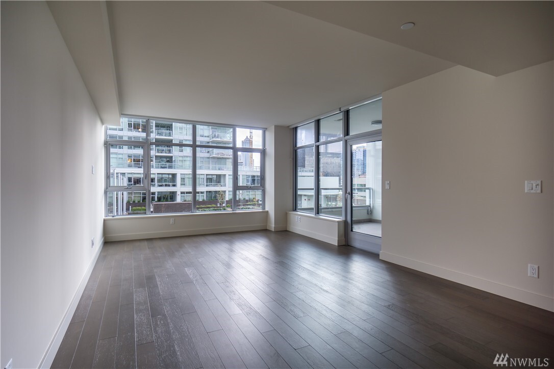 Property Photo: 583 Battery St 816N WA 98121