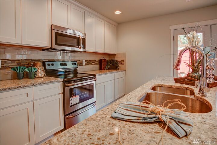 Property Photo:  4015 255th St E  WA 98387 