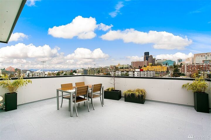 Property Photo:  710 A 14th Ave  WA 98122 