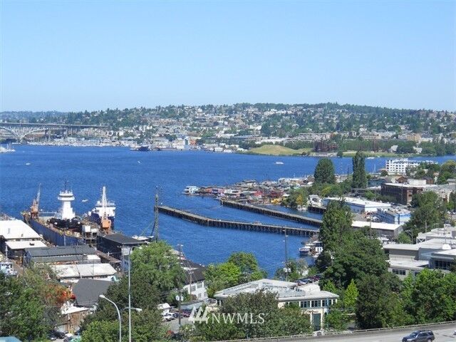 Property Photo: 1202 Lakeview Boulevard E 8 WA 98102