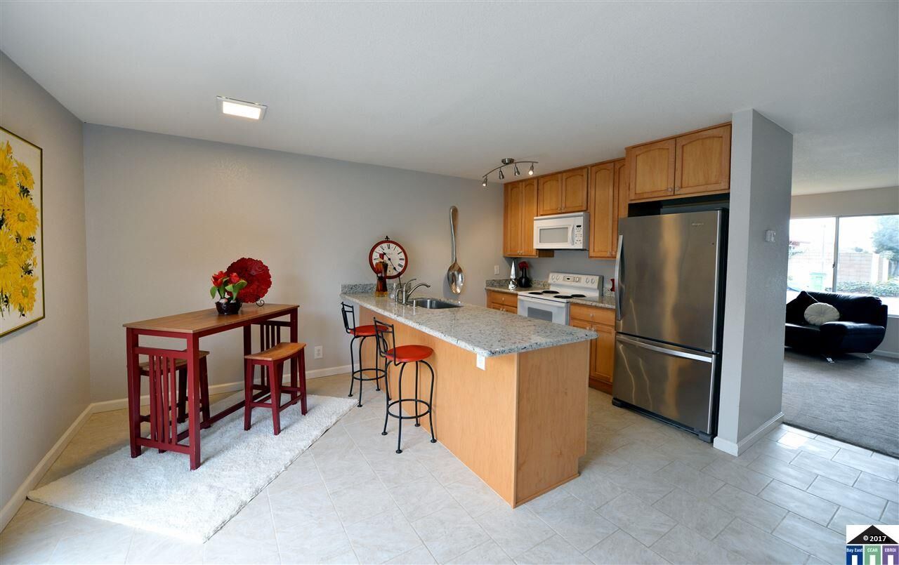 Property Photo:  913 Snowberry Ct  CA 94544 