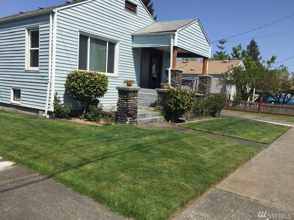 Property Photo:  119 7th St SE  WA 98002 