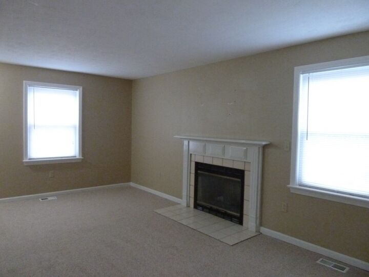 Property Photo: 125 Cadogan Way NH 03062