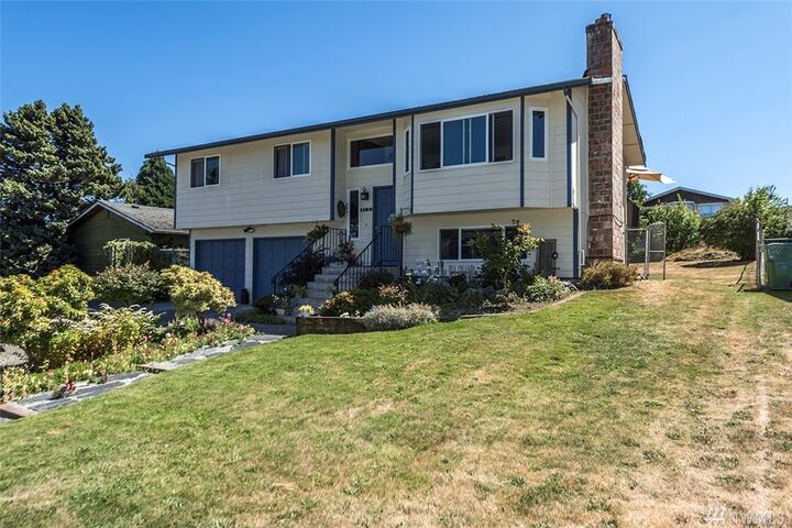 Property Photo:  1103 38th St  WA 98221 
