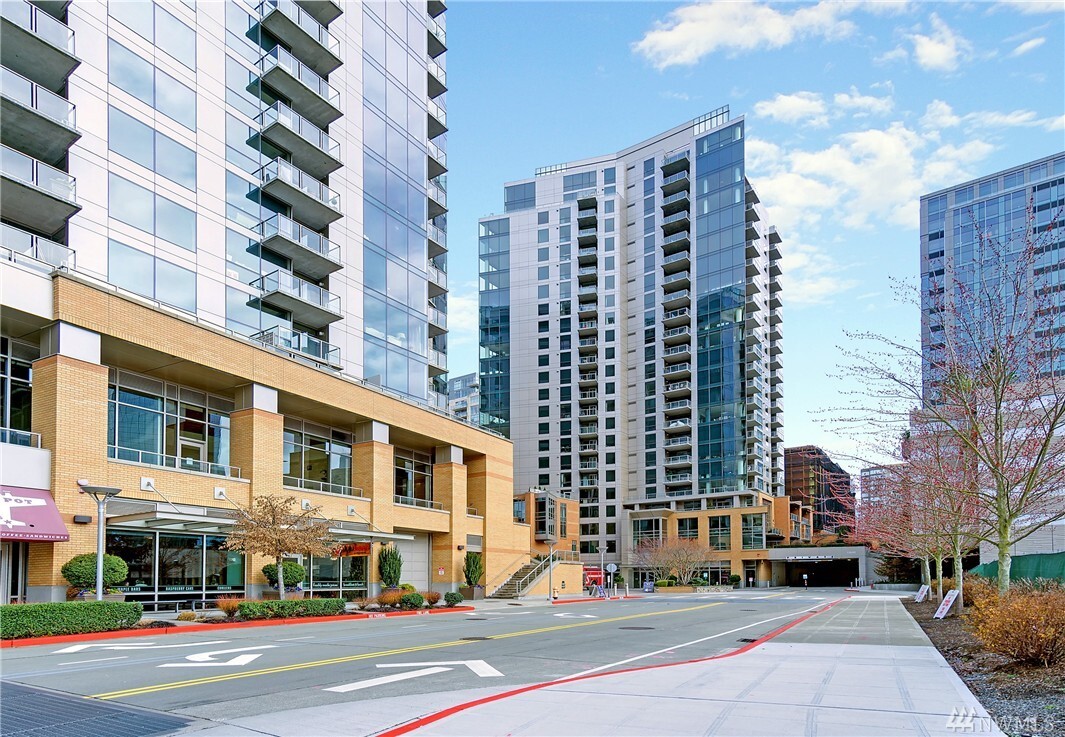 Property Photo: 10650 NE 9th Place 3208 WA 98004